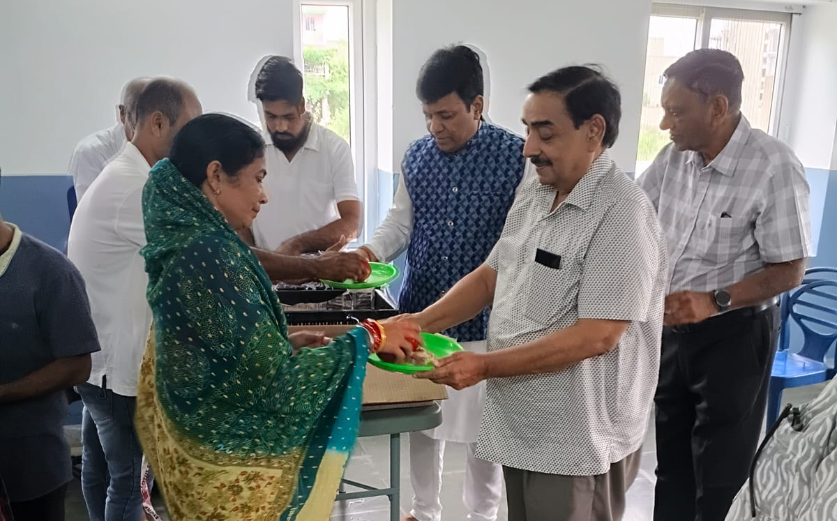 As a CSR initiative on 80th Independence Day, Harshpriya Group's Founder, Sri Chetan Kumar Tekariwal, distributed nutritious meals and fruits to cancer patients and their attendants at Premashraya, Bhubaneswar 2026